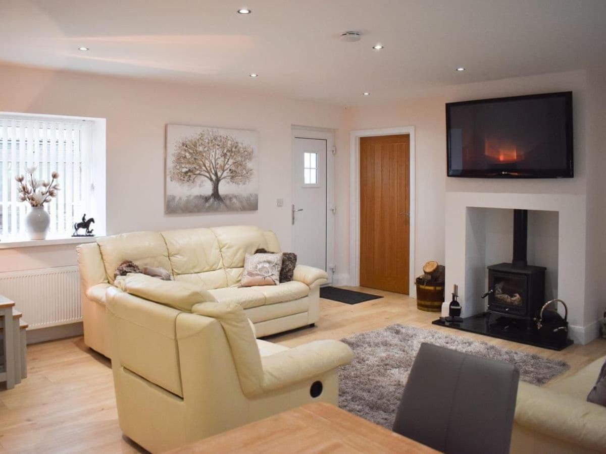 Rose Cottage Captivating 1-Bed Cottage In Bangor Экстерьер фото